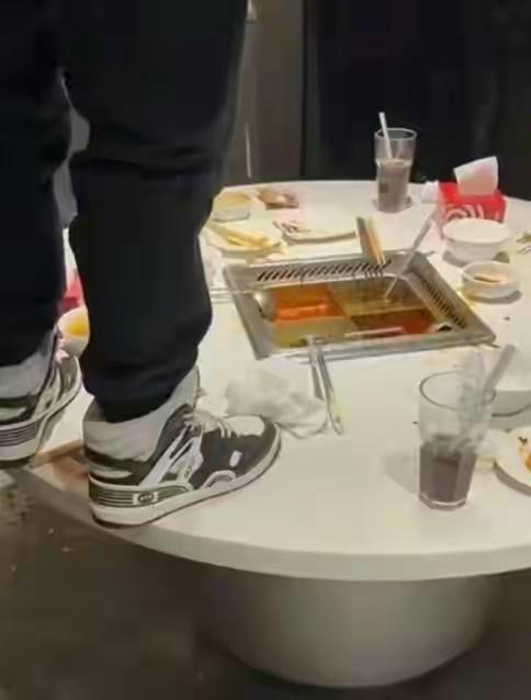 赔 220 万冤不冤？17 岁少年海底捞餐桌小便，家长连带买单！

大快人心！法