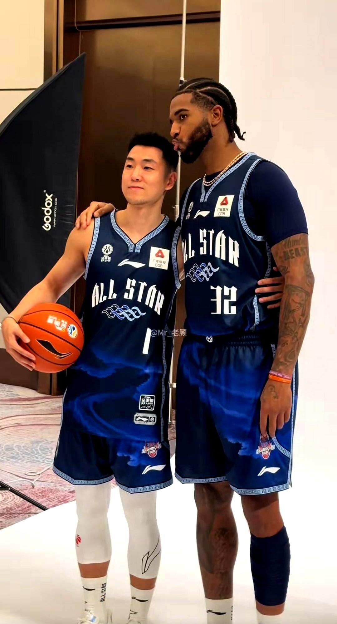 我靠昨晚CBA全明星差点把诸暨球馆顶棚给扣飞了。
 
你敢信克里斯首节上场接赵睿