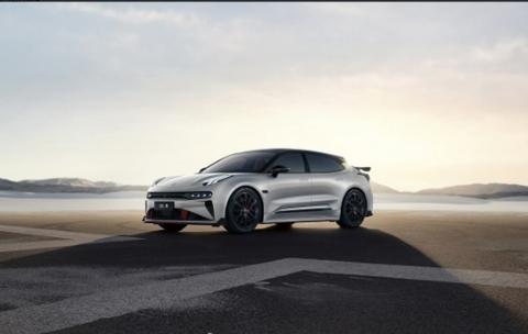 车型二：极氪001 FR
售价：76.9万元
定位：纯电列装超跑
一句话点评：中