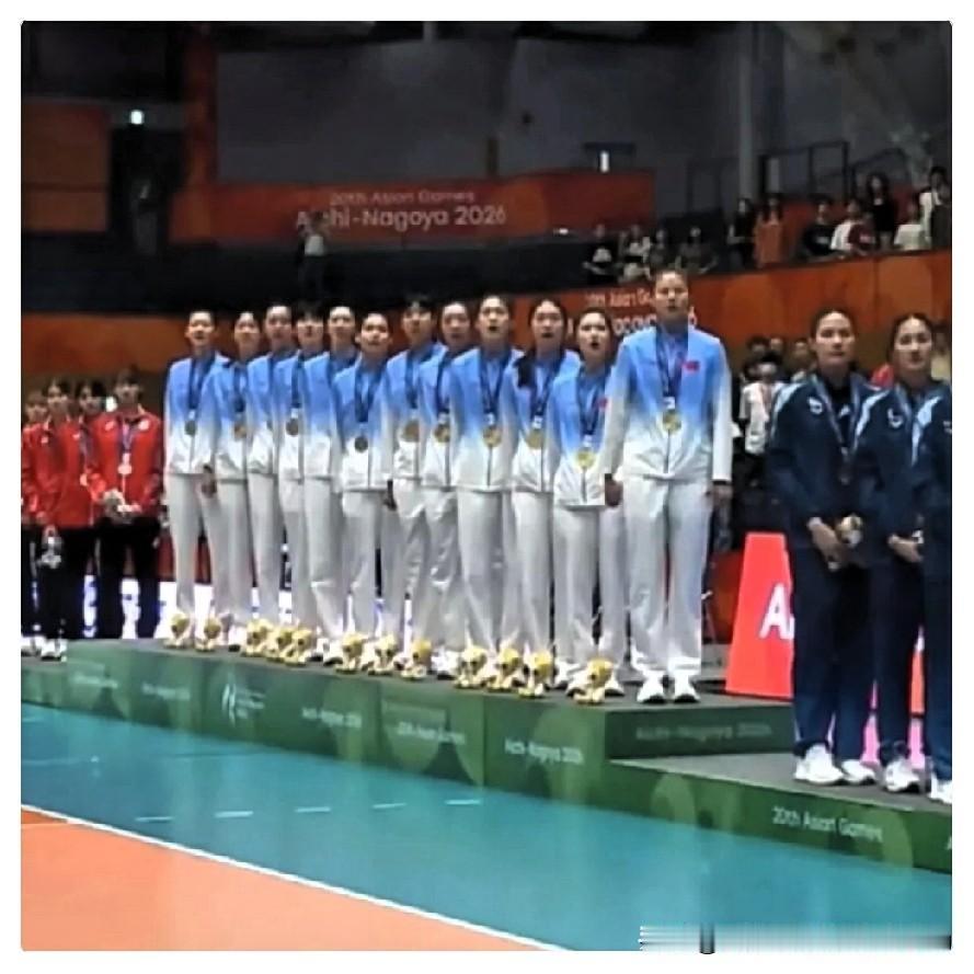 现在全网脸最黑的，
估计就是日本女排了。
 
亚运会颁奖礼上，中国队、泰国队拿着