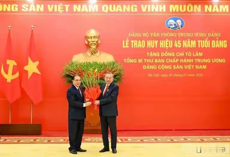 “双龙”再聚首，一位是现任的越南掌舵者苏林，另一位是前任的越南掌舵者农德孟，苏林