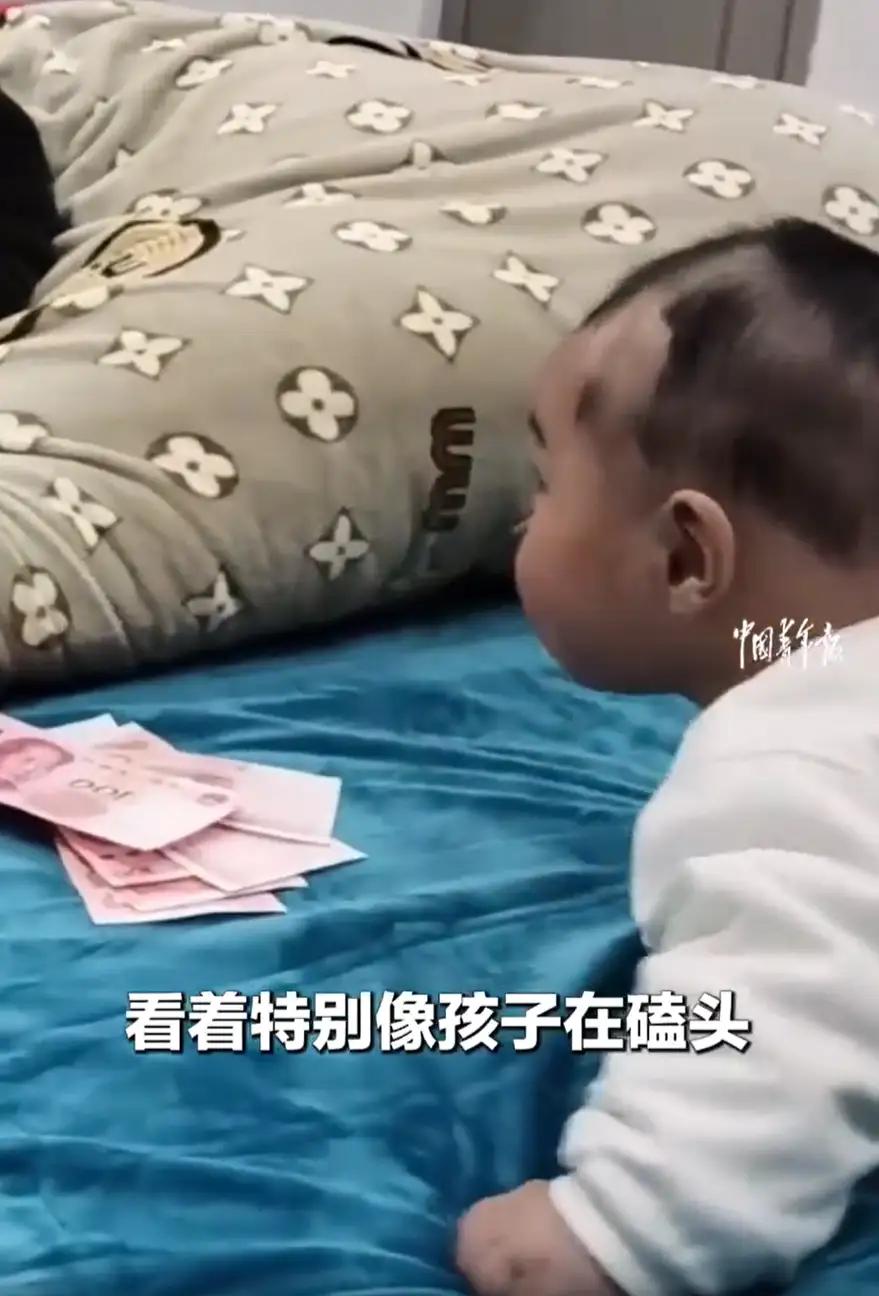 河南周口，一名五个月大的宝宝在家里连抬头，没成想，爷爷看到后却觉得这是在磕头，连