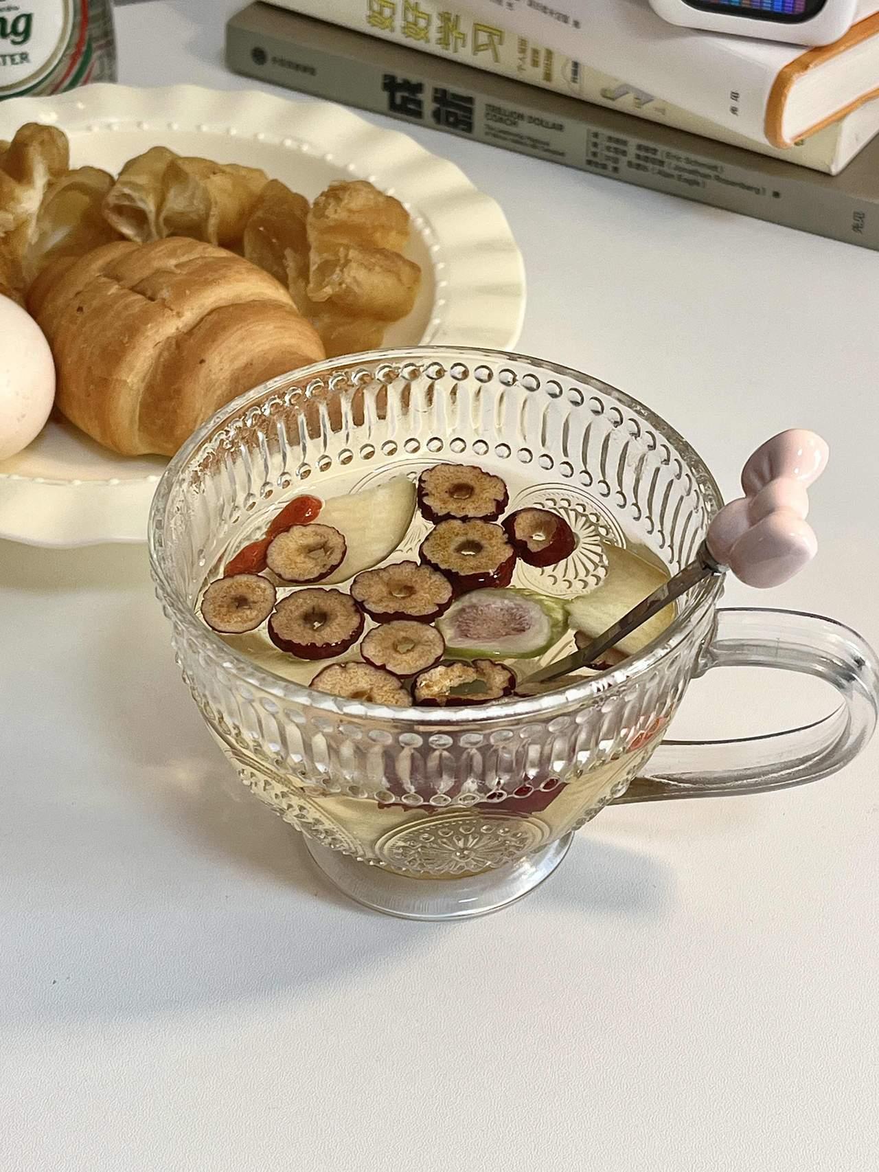 最近我注意到一个现象，那些在自媒体上赚到第一笔钱的人，最先做的往往是开课收钱，你