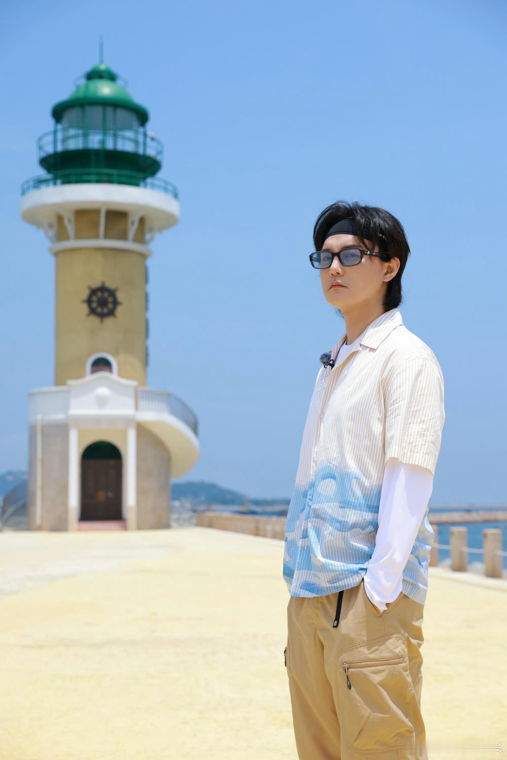 尹正海边vlog在海边放慢脚步感受自然，尹正用vlog记录旅途点滴，抛开喧嚣享受