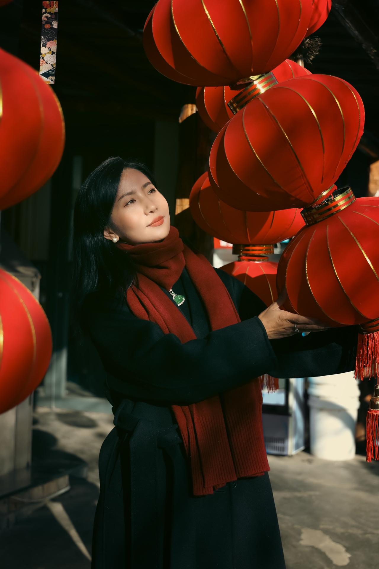 📸 新年灯笼人像拍照教程

一件大衣 + 一条围巾 = 年味直接拉满

① 场