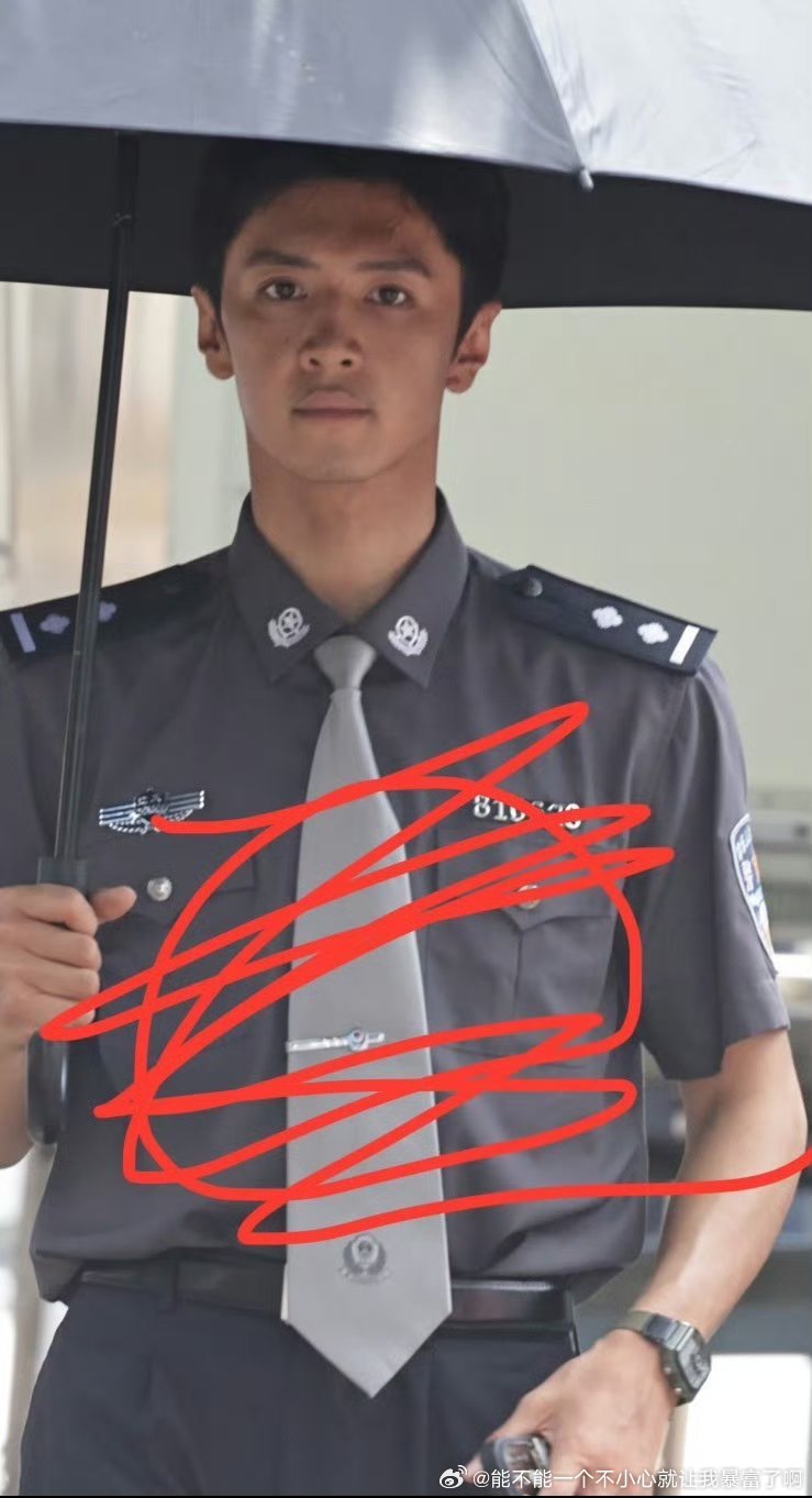 不是涂黑问题他鼻子嘴巴都凑 ​​​