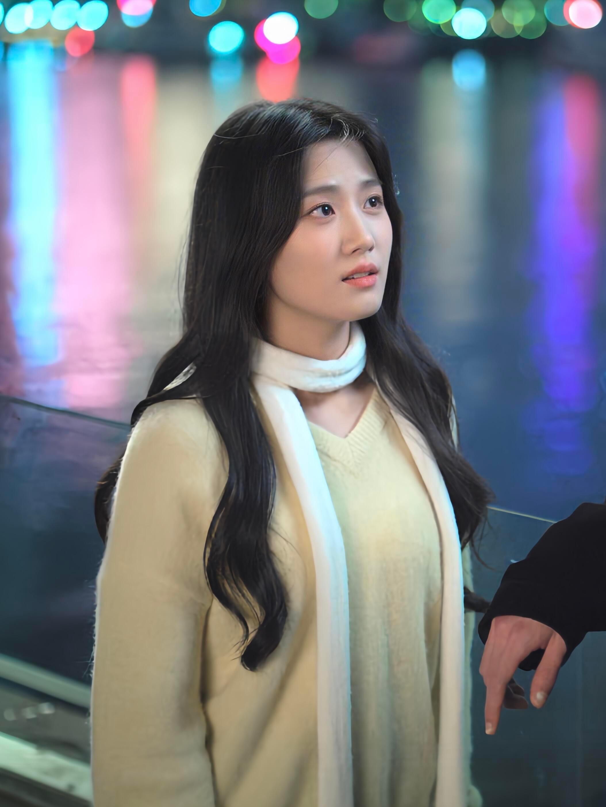 胡羞这套没有围巾的加持可能真的会平平无奇围巾是点睛之笔了 