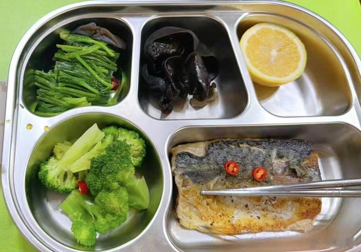 关晓彤[超话]关晓彤今天吃了香煎青花鱼关晓彤说今天吃美了关晓彤第三天健康餐来啦！