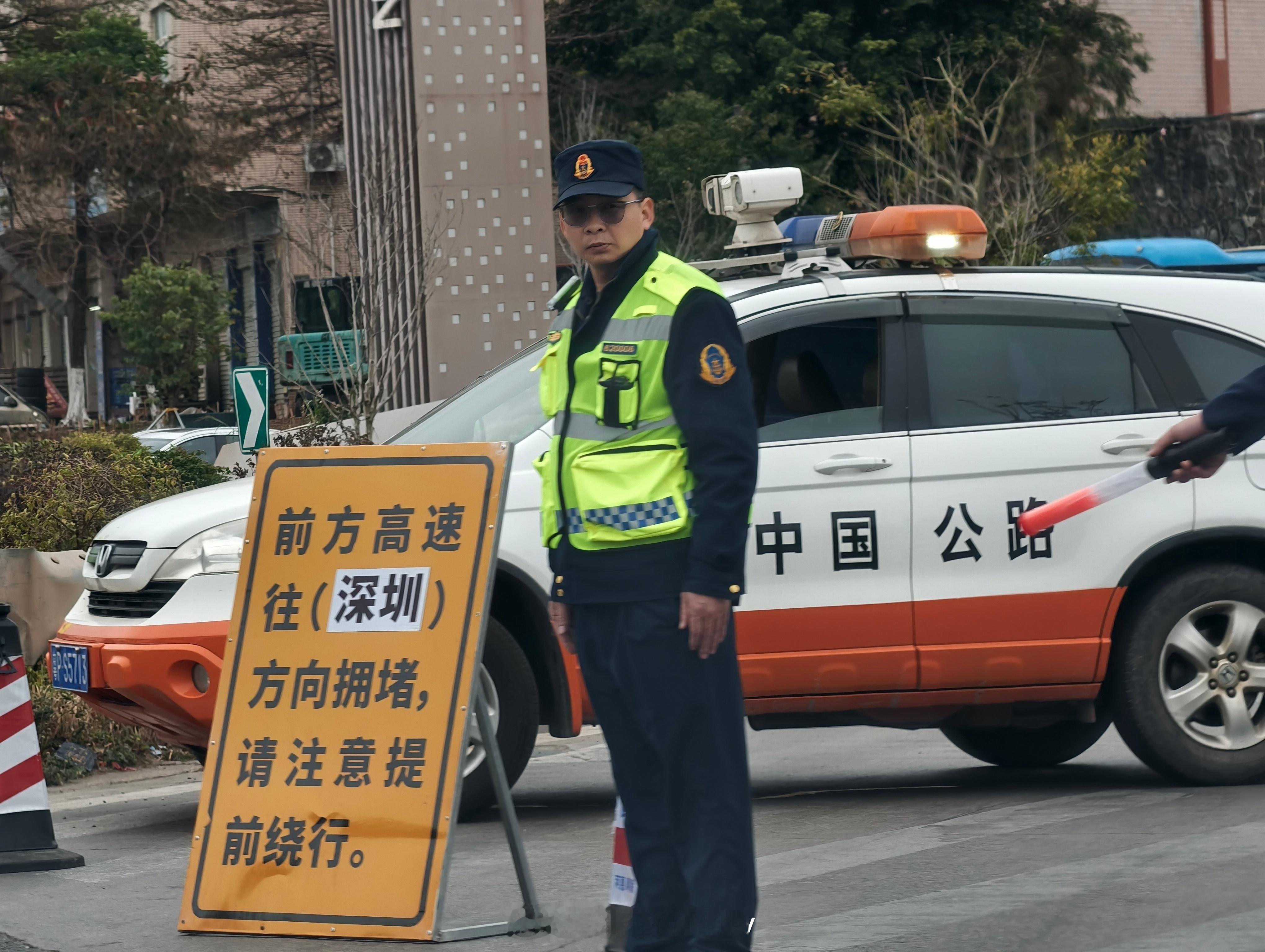 返程高峰期，高速入口都不让走了乡道蠕行中[裂开]还好有智驾 新能源汽车  开着小