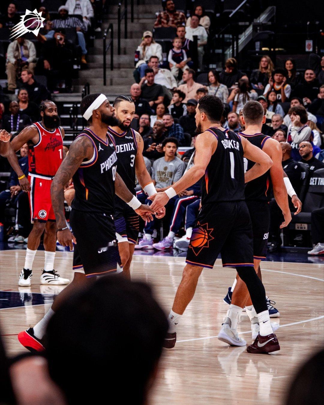 记者Shane Young问狄龙如何评价开季以来，球队5胜5负的战绩。狄龙：“我