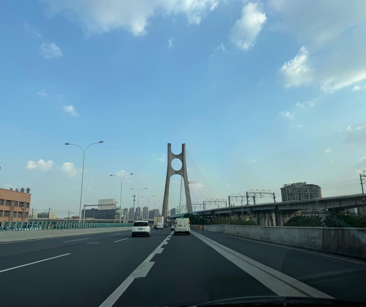 紧赶慢赶，总算赶在7:30前回到公司。

 12:00出门，开车七个小时，又没睡