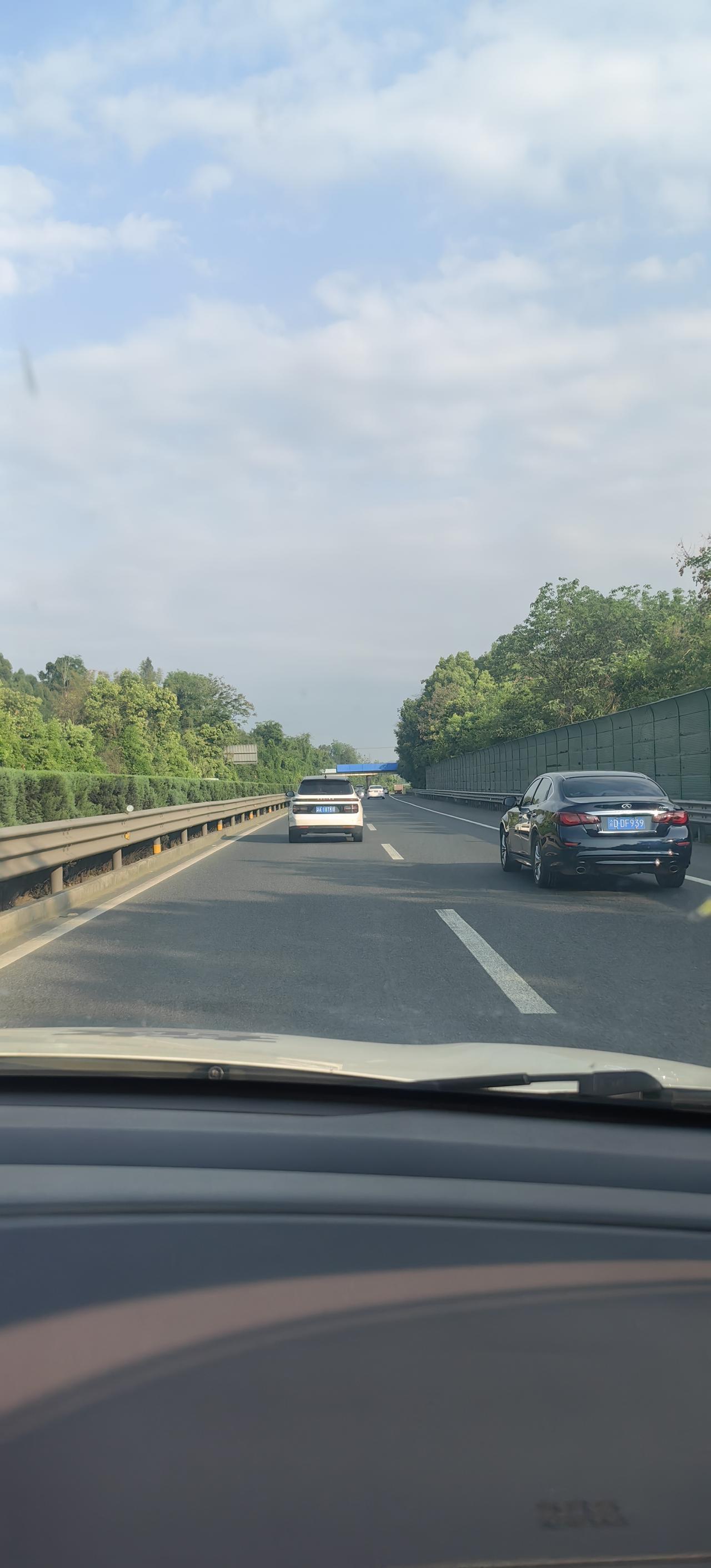 [太阳]走成渝高速环线去铜梁（小田[玫瑰]的故乡），阳光正好，风景也不错啊[灵光
