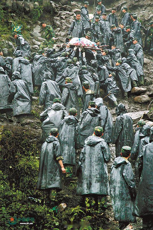 生生不息！追随光成为光守护光 图为《众志成城 托举生命》 摄影：刘应华 
