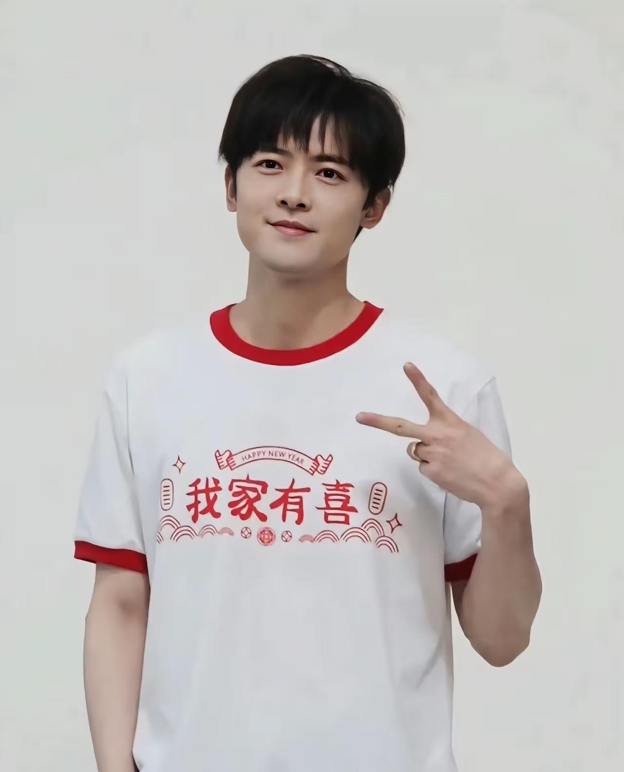 蒋欣默了，
童瑶也默了，
他们也没有想到，《四喜》付辛博演的冯建奇居然这么受人喜