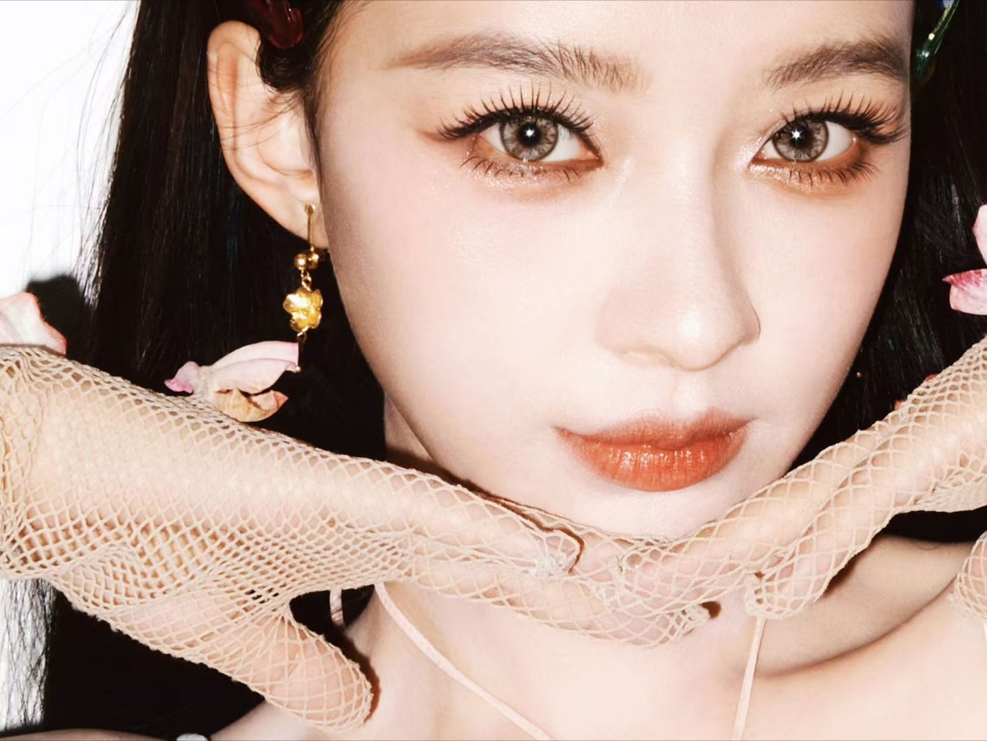 孙怡清唱此刻最好的都在身边 化妆间清唱都能唱成这样，孙怡的唱功真的在线。此刻最好