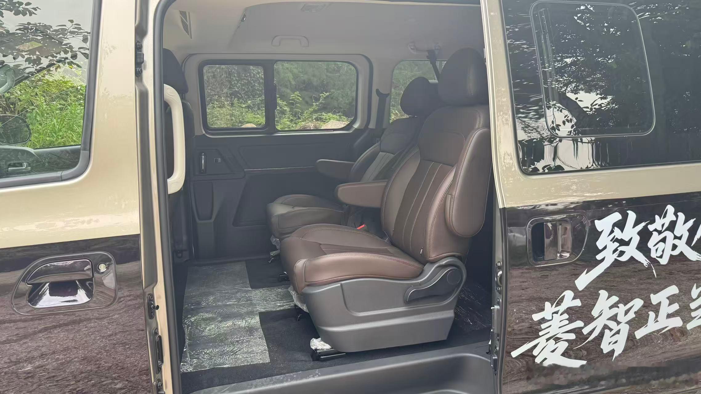 2027款菱智PLUS，新车共推出3款车型，其中基本型7座上市指导价8.99万元