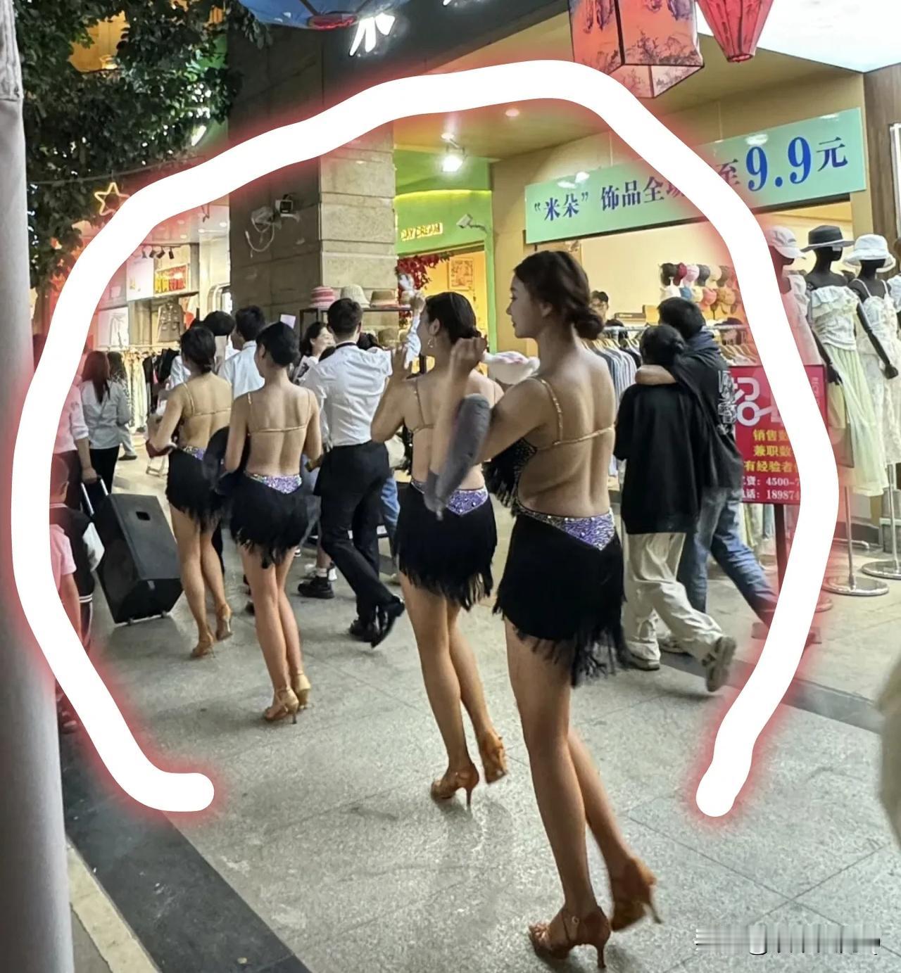 为什么视频中的美女可以穿的这样清凉，而且更容易引起大家联想，而发个动漫。或者连环