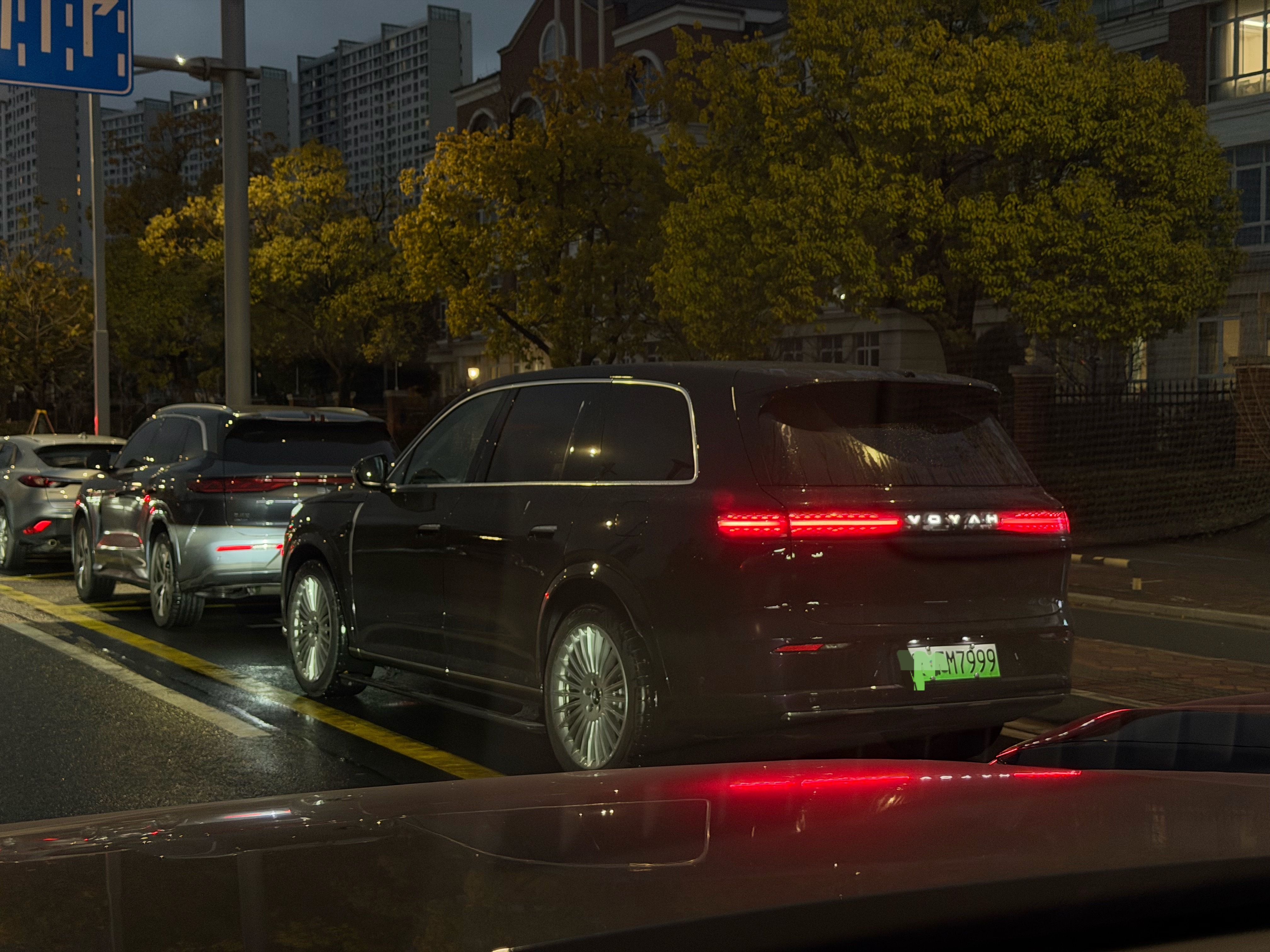 学校有家长买岚图泰山了，这车看着也不大啊 苏州