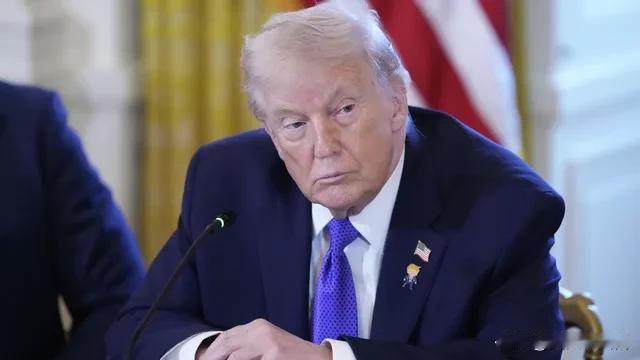 美国总统特朗普表示，前任美国总统拜登免费援助乌克兰太多武器了！他强调，美国现在拦