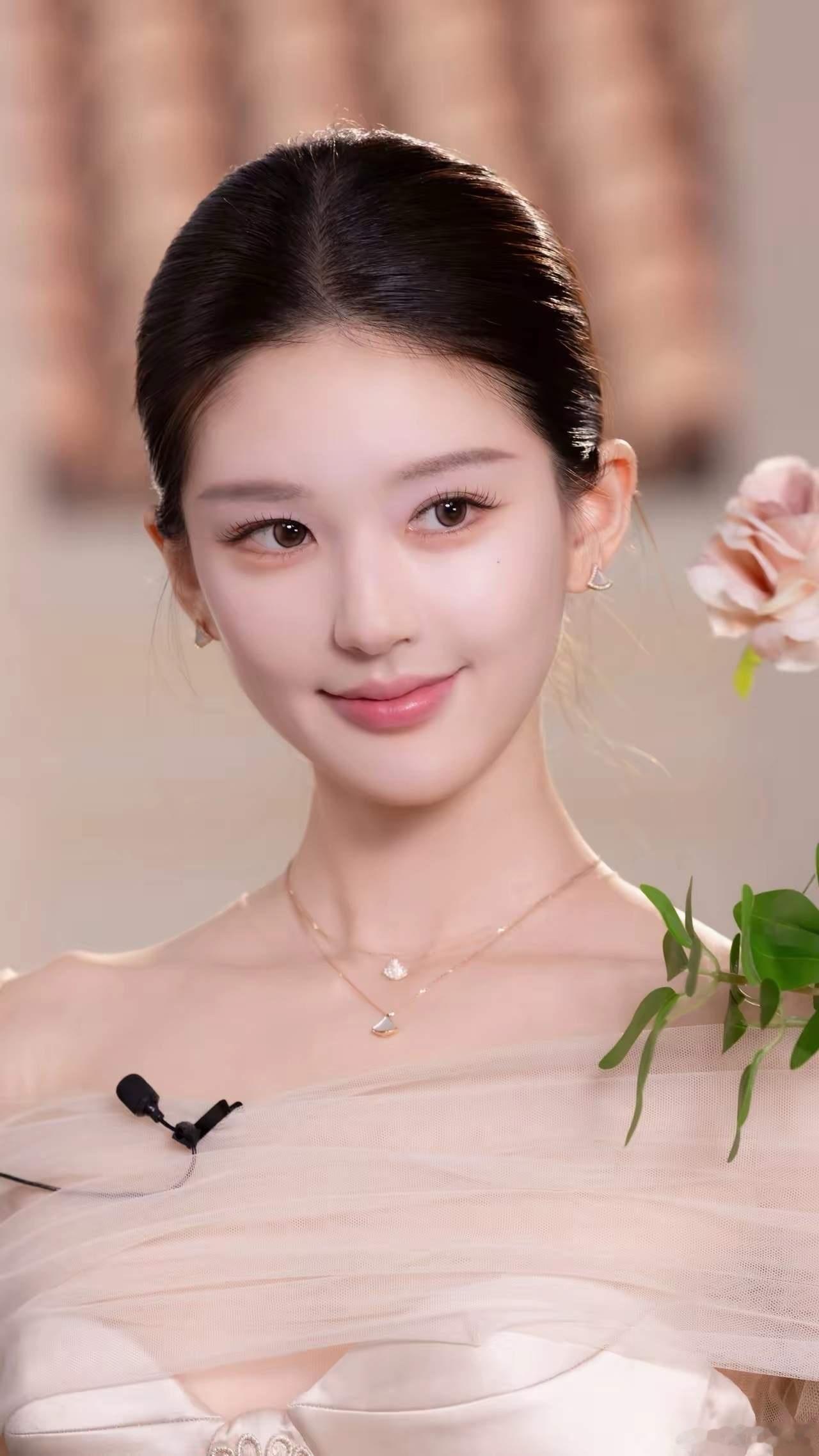 1.赵露思之前说要退圈的时候，把圈里艺人好友几乎全都删掉了，到现在也没加回来。2
