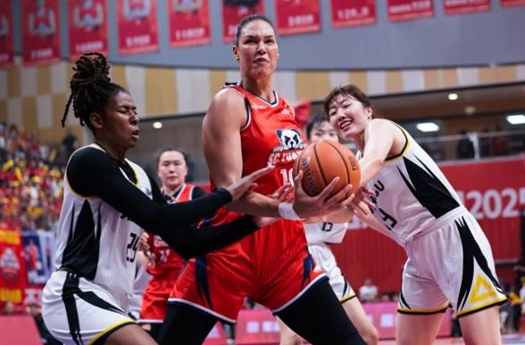 WCBA半决赛惊心动魄！四川女篮1分险胜江苏！

4月5日晚，WCBA半决赛首战