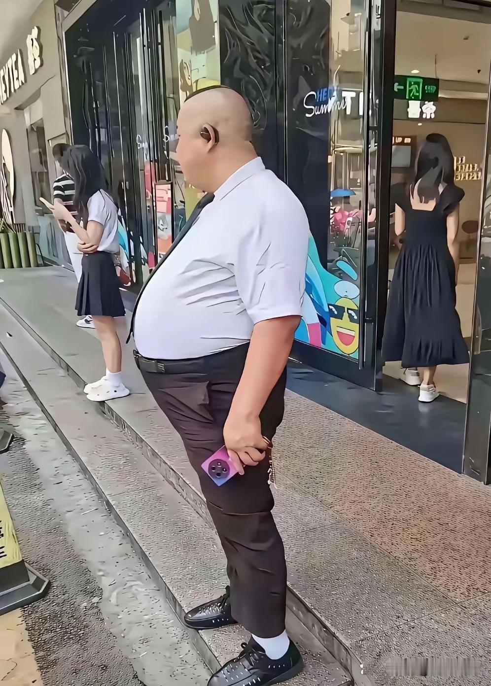 这位大哥在单位一定是领导，请问一下他的手机是什么牌子的？
