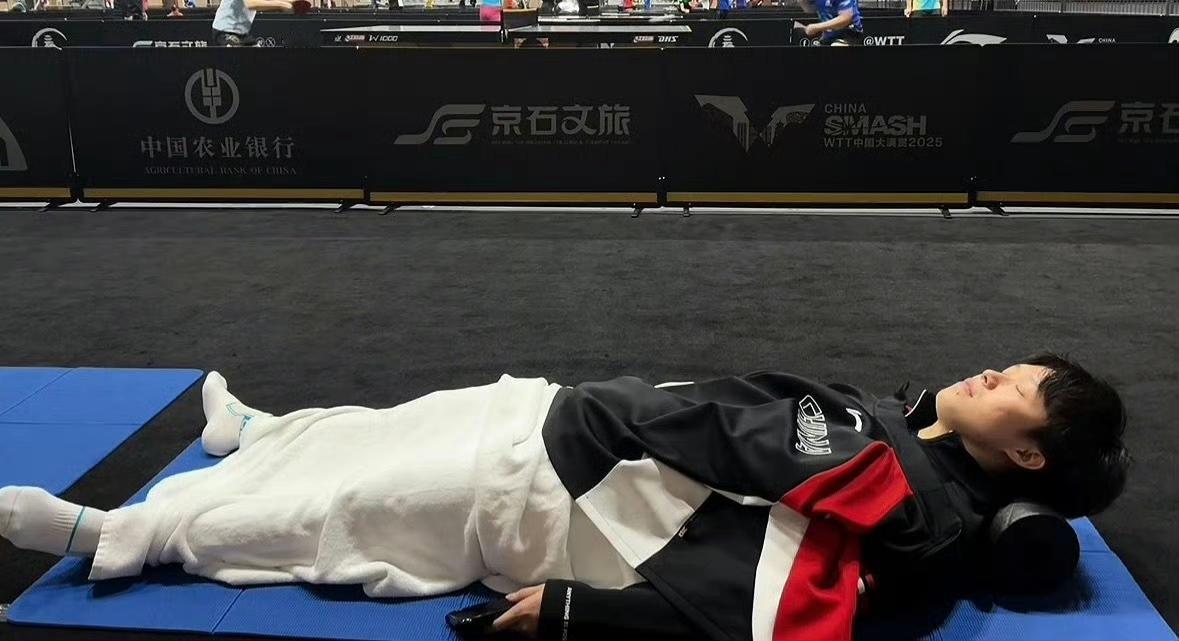 此次WTT中国大满贯赛，王楚钦加冕“三冠王”。
5天12赛，一度拼到低血糖，将运
