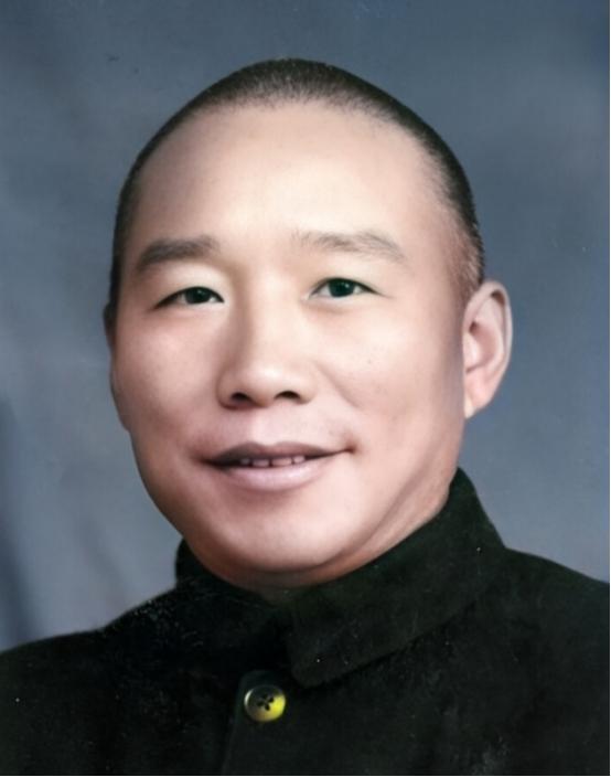 1948年，国军的一名伙夫和大部队走散了，被解放军拦下。解放军看他年纪大，便发了