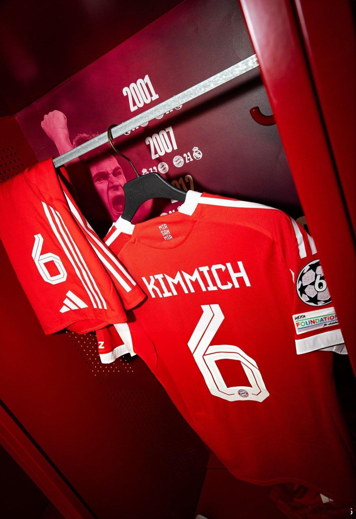 🚨拜仁慕尼黑之前在淘汰賽贏得皇馬的比賽紀錄，被寫在更衣室每個球員的置物櫃上，作