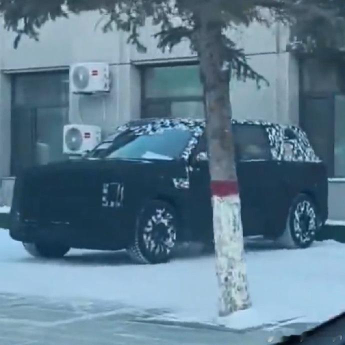 好家伙，前端时间尊界MPV曝光，原来SUV的伪装车也上路了，方方正正的，这竖向灯