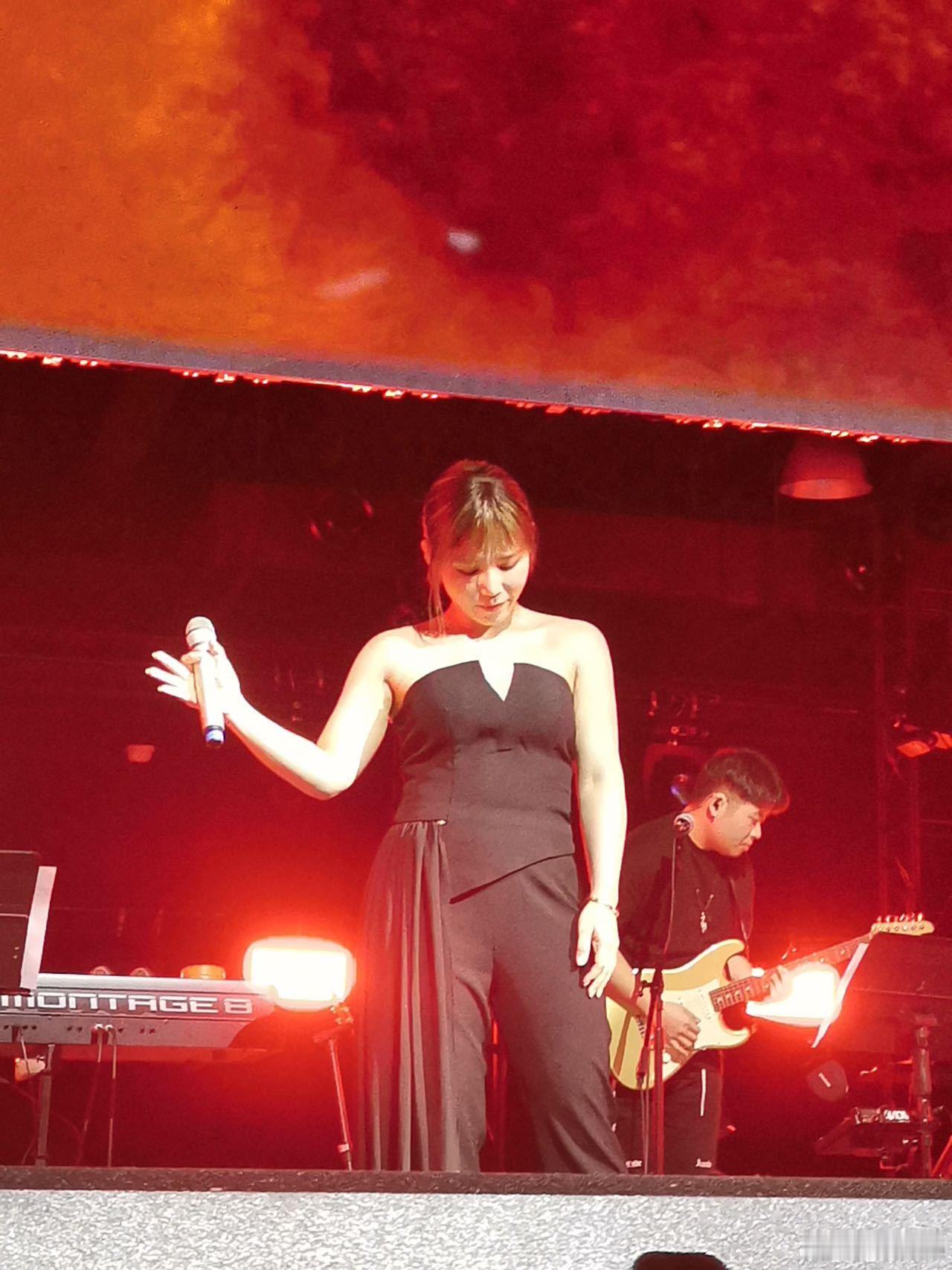 #李佳薇高音快成超声波了# 哇哦，李佳薇的演唱太出色了！她的台风稳如泰山，气场强