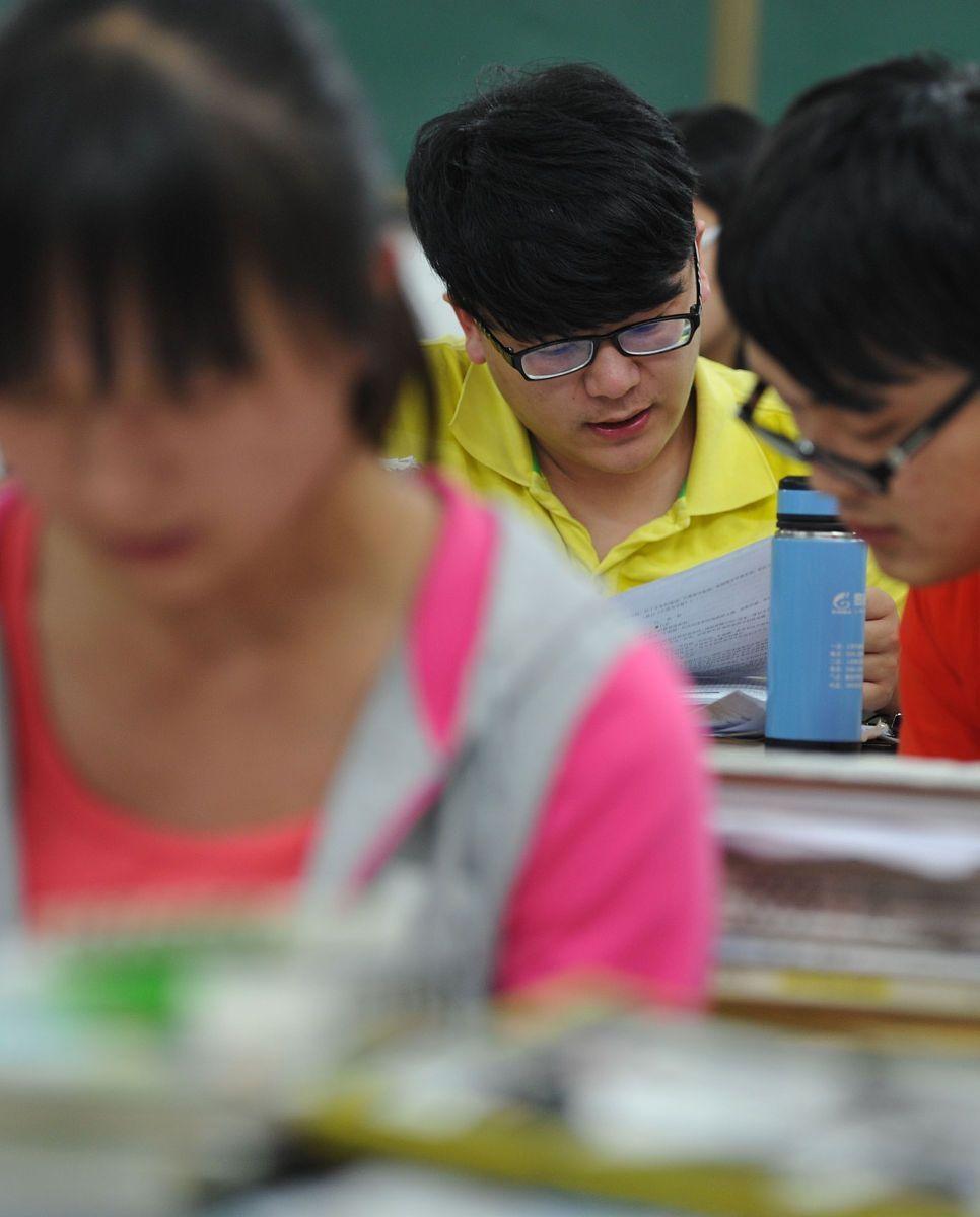 扎心了！
很多孩子看着
坐在书桌前刷题，
其实早在内耗里掏空了精力，这“隐形消耗