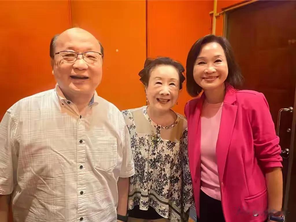 胡志强高雄力挺柯志恩，高呼“柯市长”当选愿景
 
今日，高雄的政治氛围因一场新书