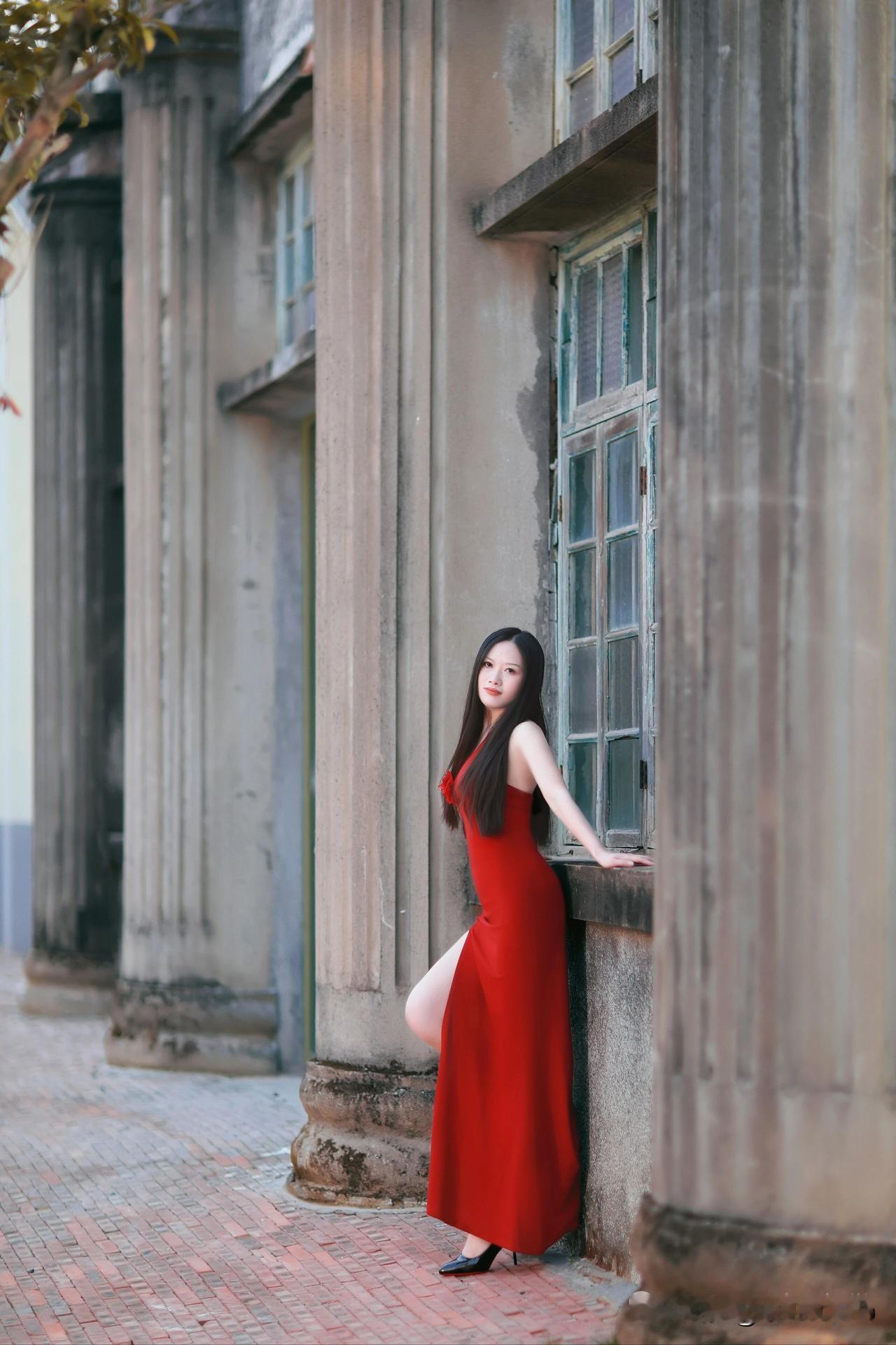 红衣倚柱立，古韵入画来。女士们如何穿出优雅范? 职场通勤怎么穿才高级? 古韵红衣