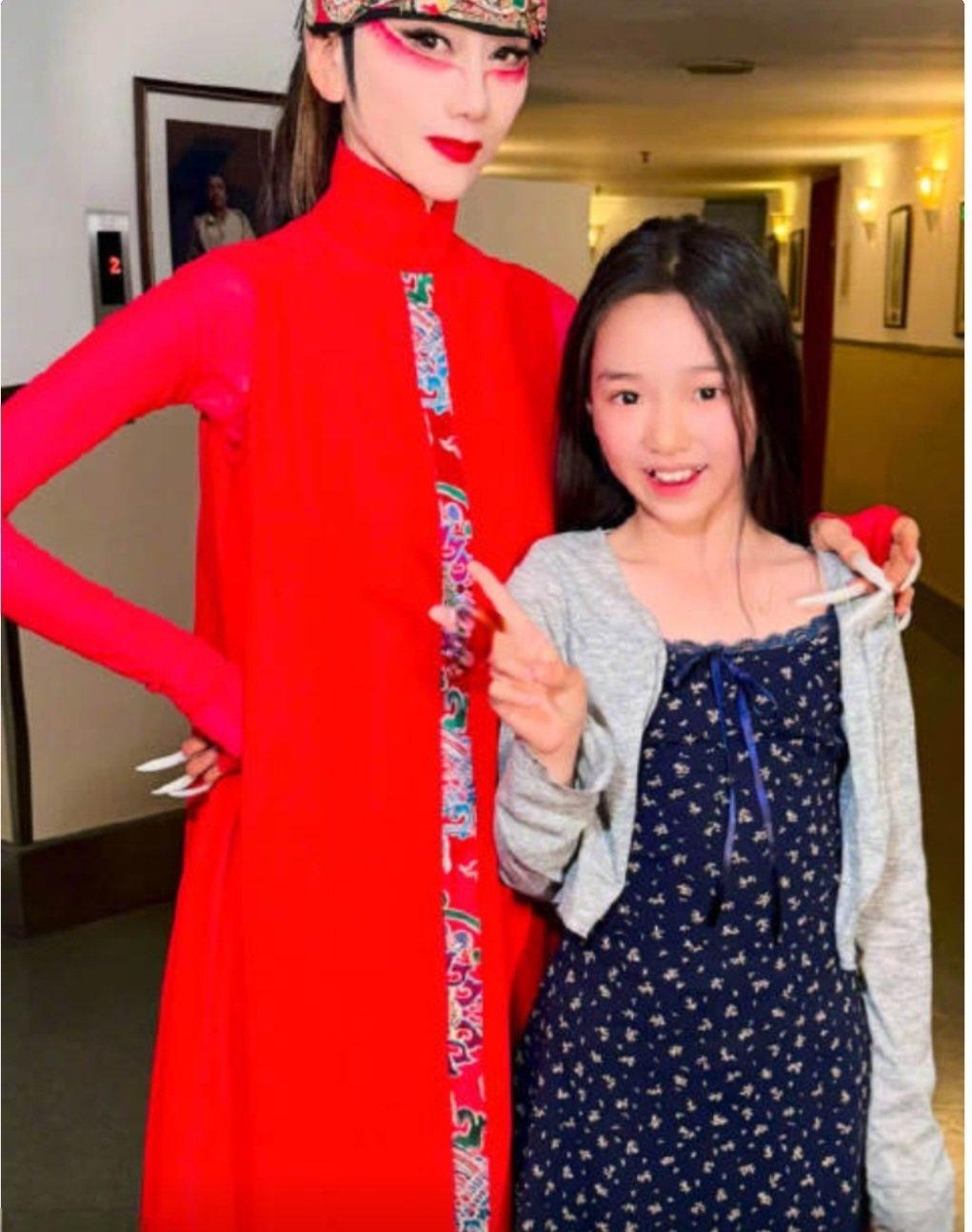 笑起来像小天使
杨丽萍教小酒窝孔雀舞

董璇带女儿“小酒窝”来探班《十面埋伏》 