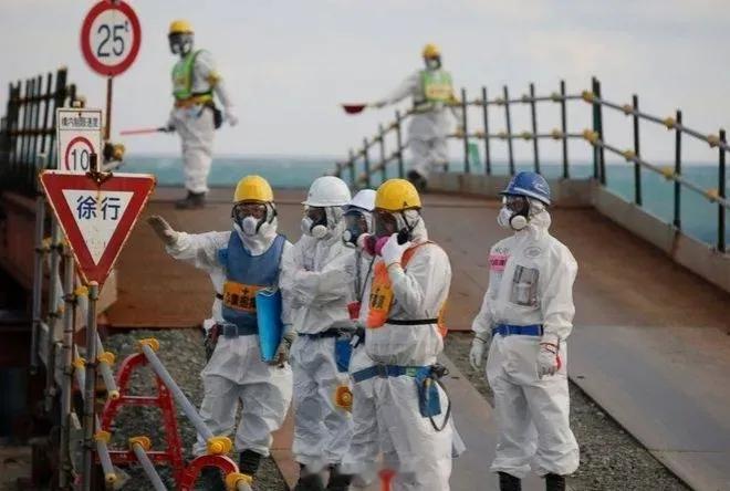 日本核污染废水排海的几大疑点：1、日方工作人员全副武装，自始至终穿生化服。2、日