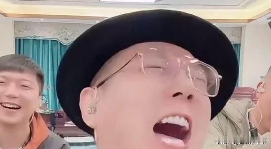 王小源抖包袱，吓坏王某人！

           今晚王小源调侃王某人心里有小