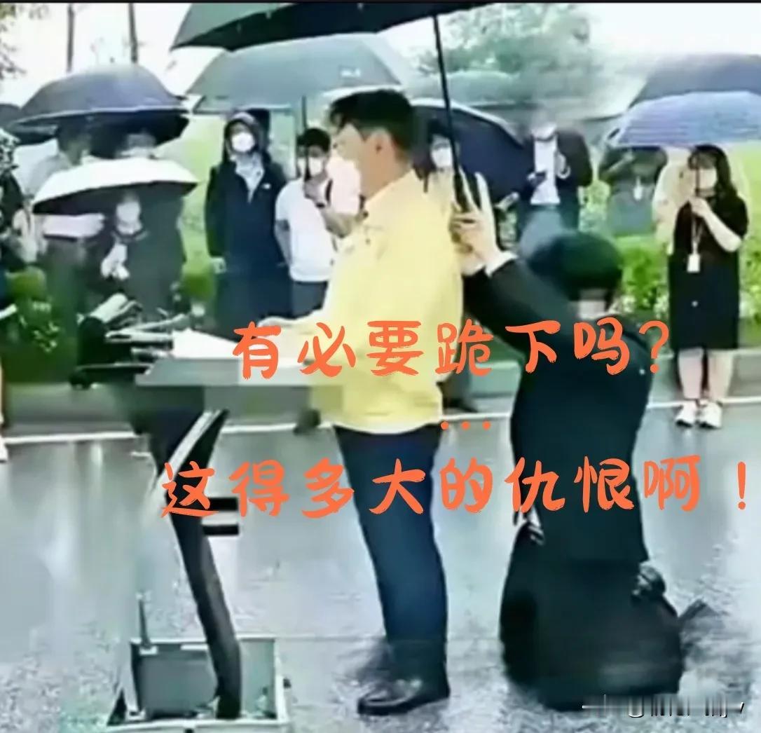 大雨滂沱。

身穿黄马褂的男子认真讲着话。

为了讲话清晰，不受雨点“啪啪”影响