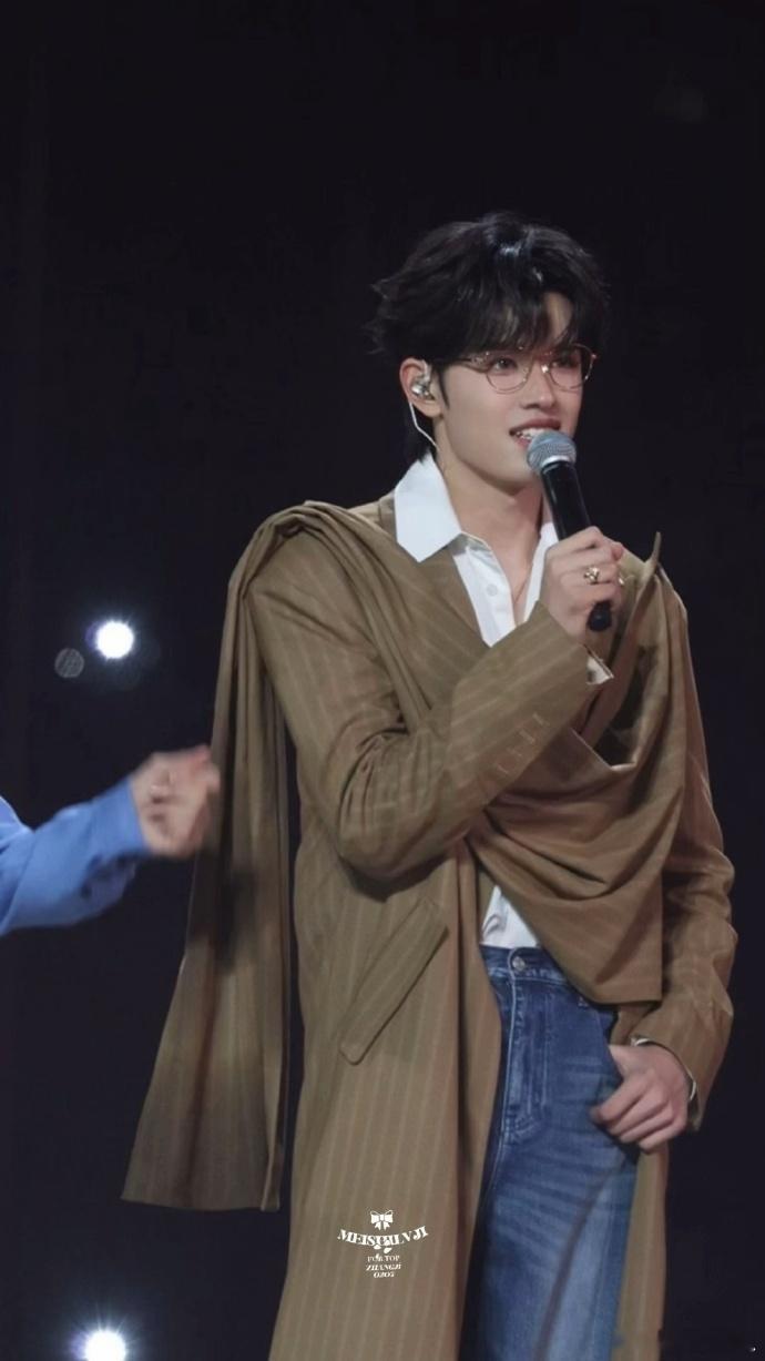 张极好久不见的啵啵 谁能拒绝温柔的张极和可爱啵啵啊，一整个治愈住，女宝爸的日常真