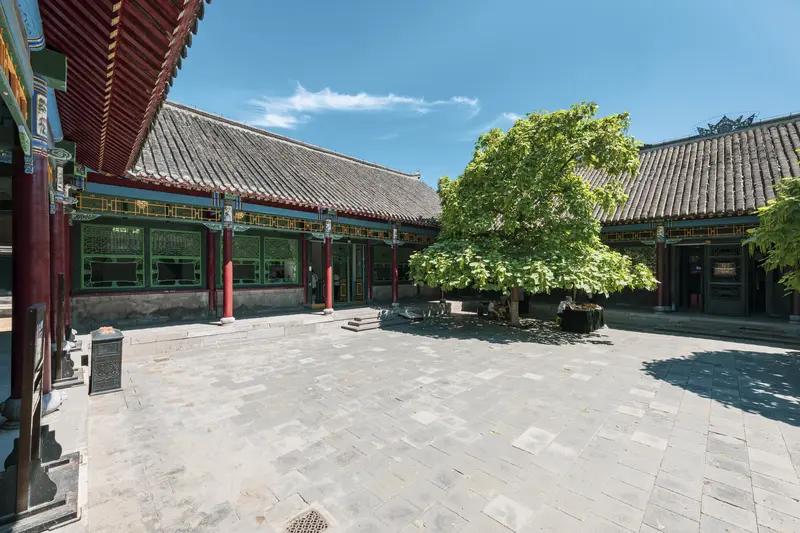 中式别墅喜欢三合院,还是四合院? 中式别墅里，三合院和四合院各有千秋。我更偏爱四