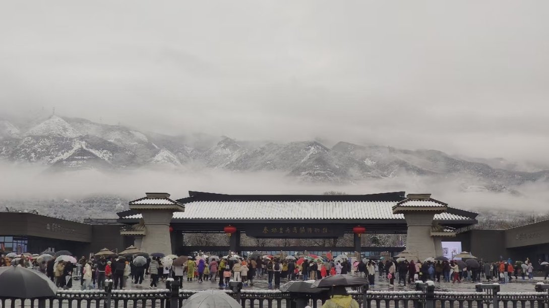 西安暴雪24小时内温差20度 西安这场大雪来得快去得也快，能遇上的游客今年好运气