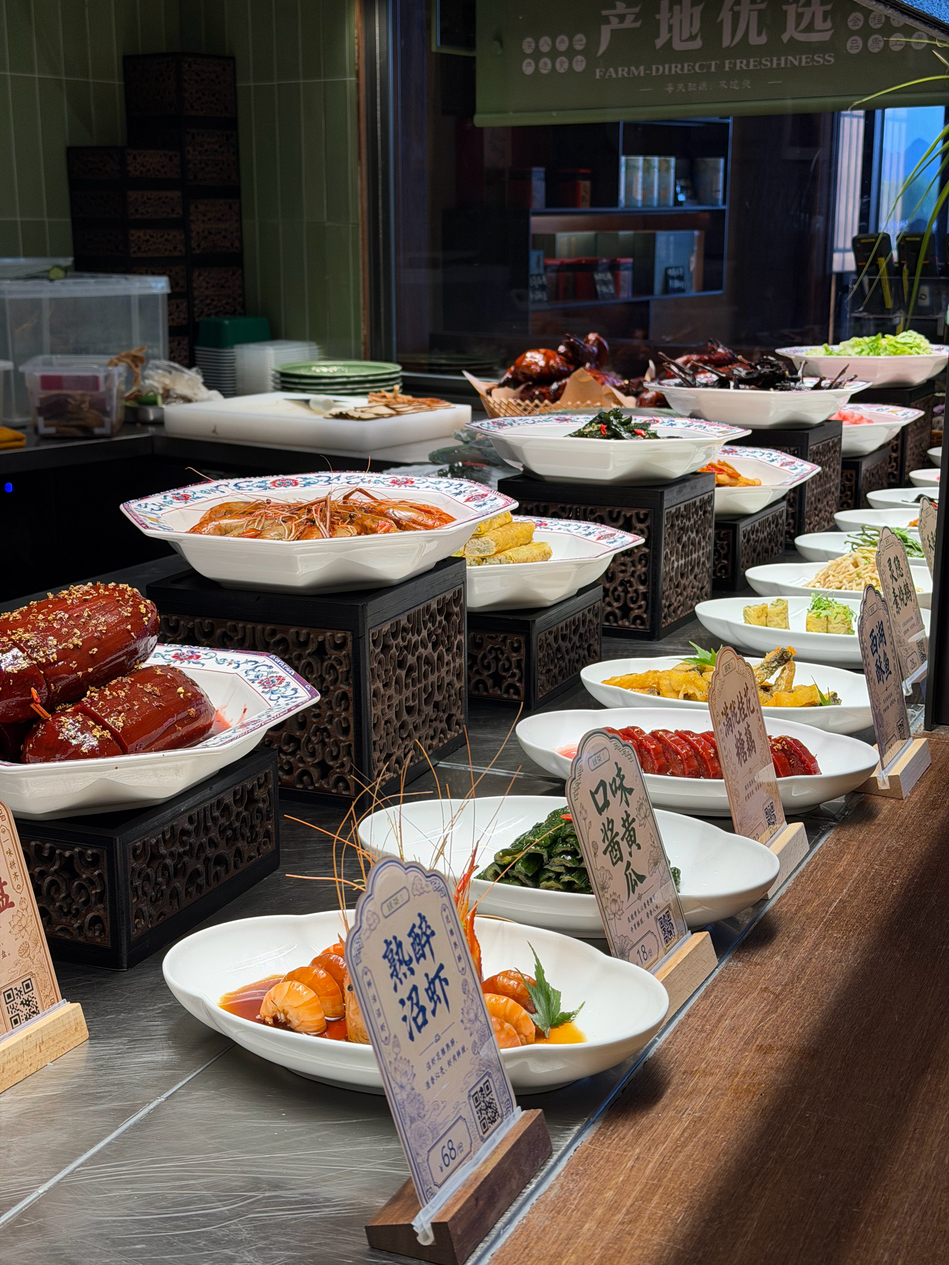 西湖断桥等来了真白娘子西湖这趟旅行，想多留点时间吃饭。绿茶餐厅西湖断桥店开业请来