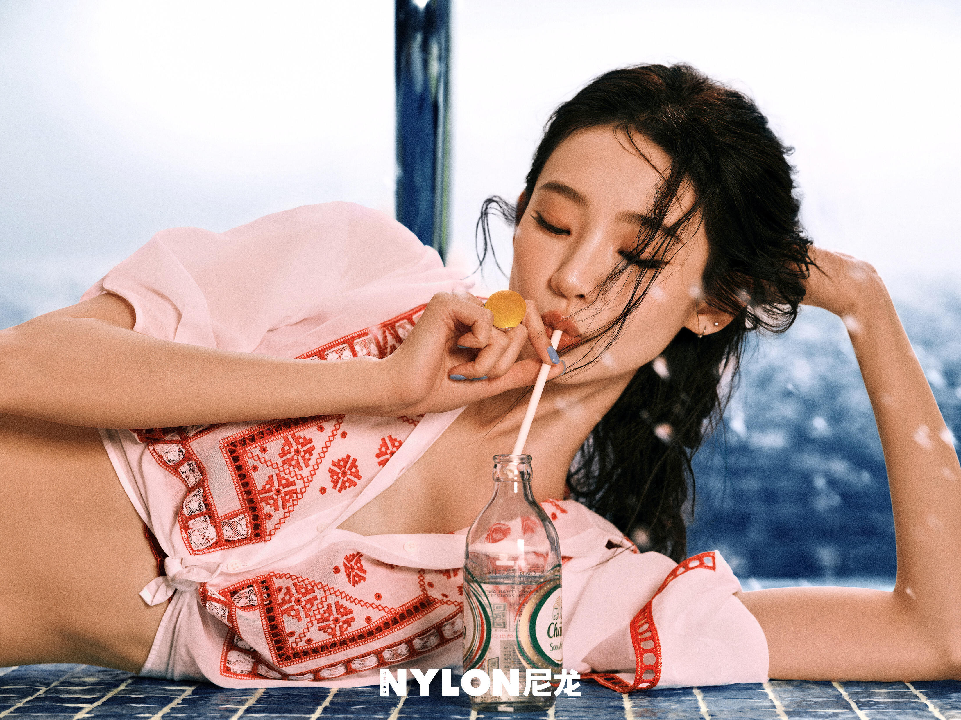 张艺凡向涵之亲了 张艺凡时尚表现力太强了，好喜欢她这组大片啊，很有生命力！ 