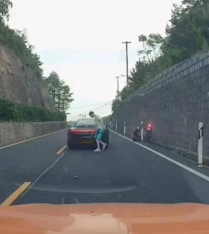 浙江一男子开着保时捷弯道超车，把一骑摩托车男子撞骨折，谁知男子下车后不是先救人，