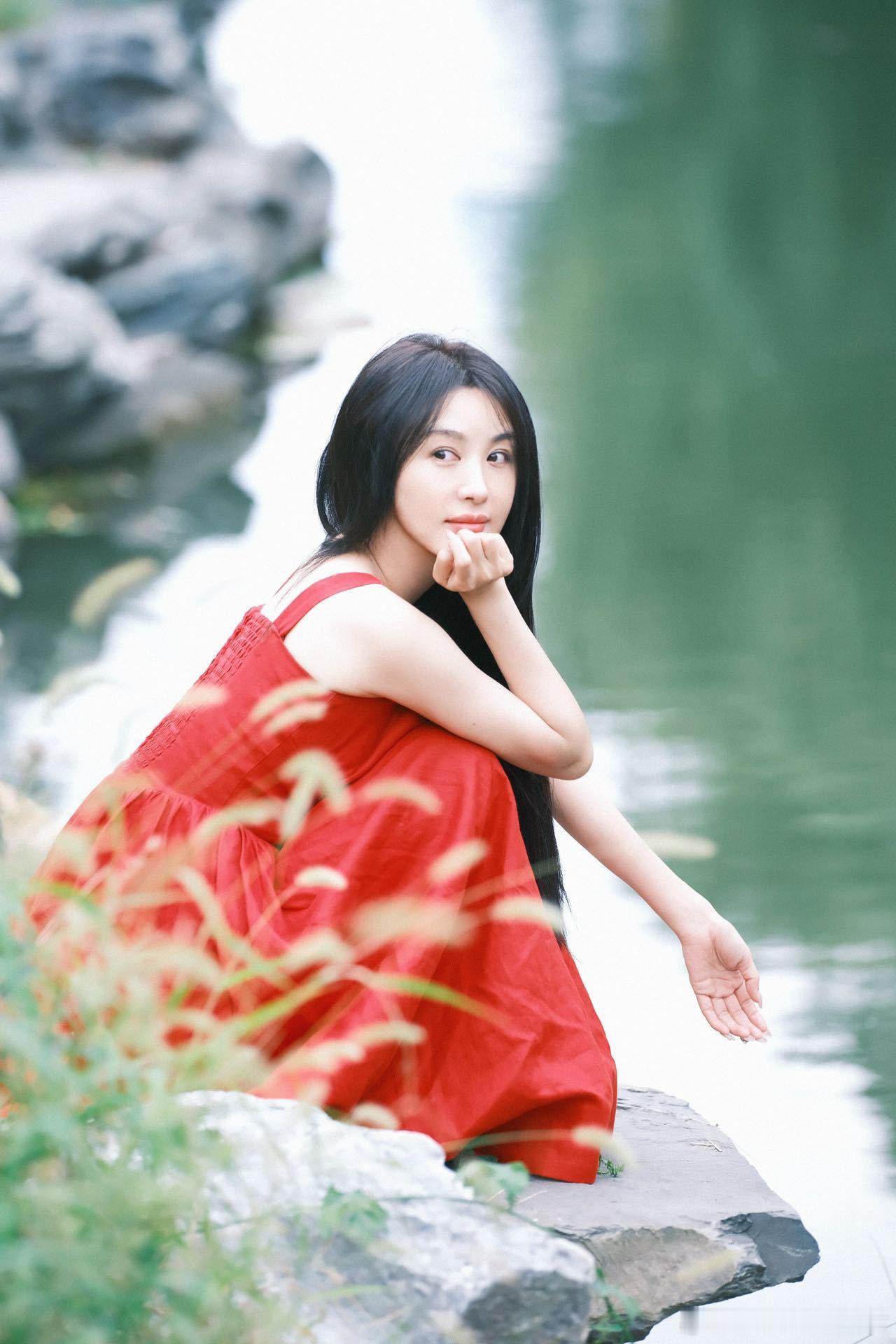 李菲儿美得好有生命力 在李菲儿的红裙与奔跑间，我看到了美的另一种形态：它不是静默