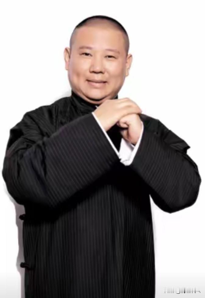郭德纲的经典名句。

能受天磨是好汉，不遭人嫉是庸才。

三十岁前不狂妄没岀息，