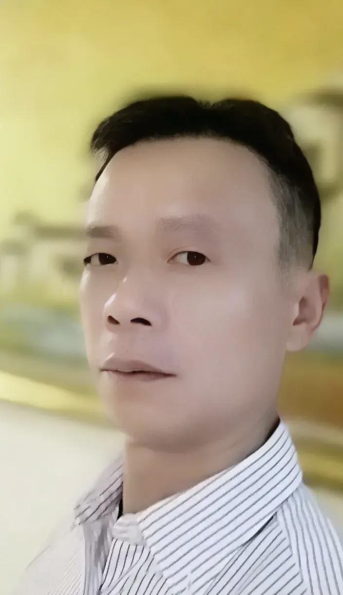 上周在学校大澡堂踩点赶饭点去洗澡，人挤得像下饺子，我刚把沐浴露搓出一身泡，转身想