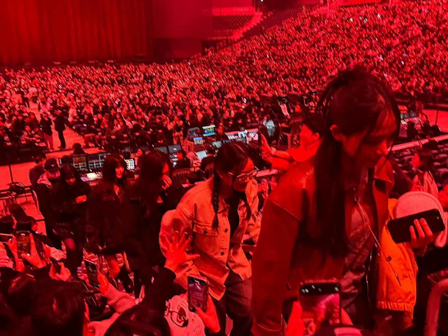 今天去看Jennie演唱会的明星汇总，这人缘什么水平[思考]Newjeans  