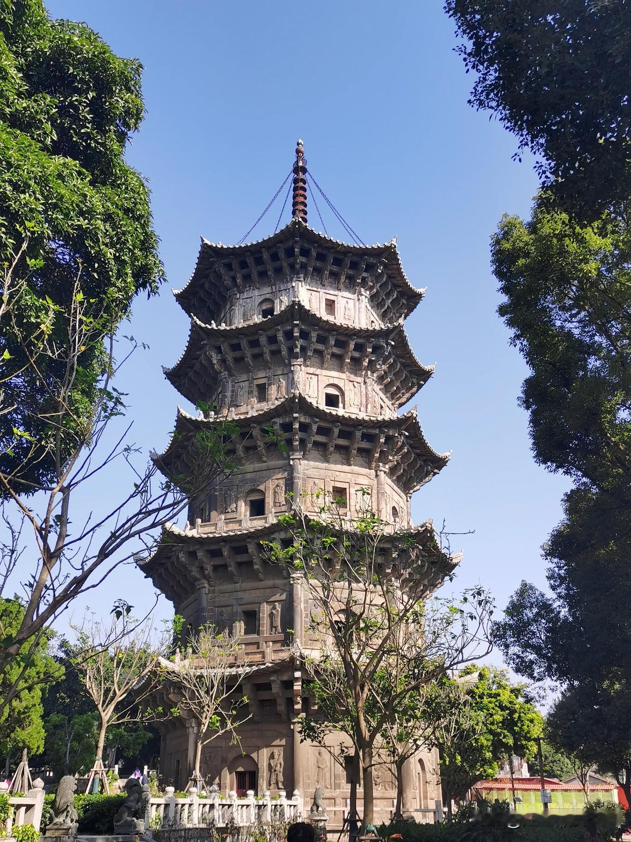 泉州开元寺古塔（图一二三）与福州乌塔（图四）