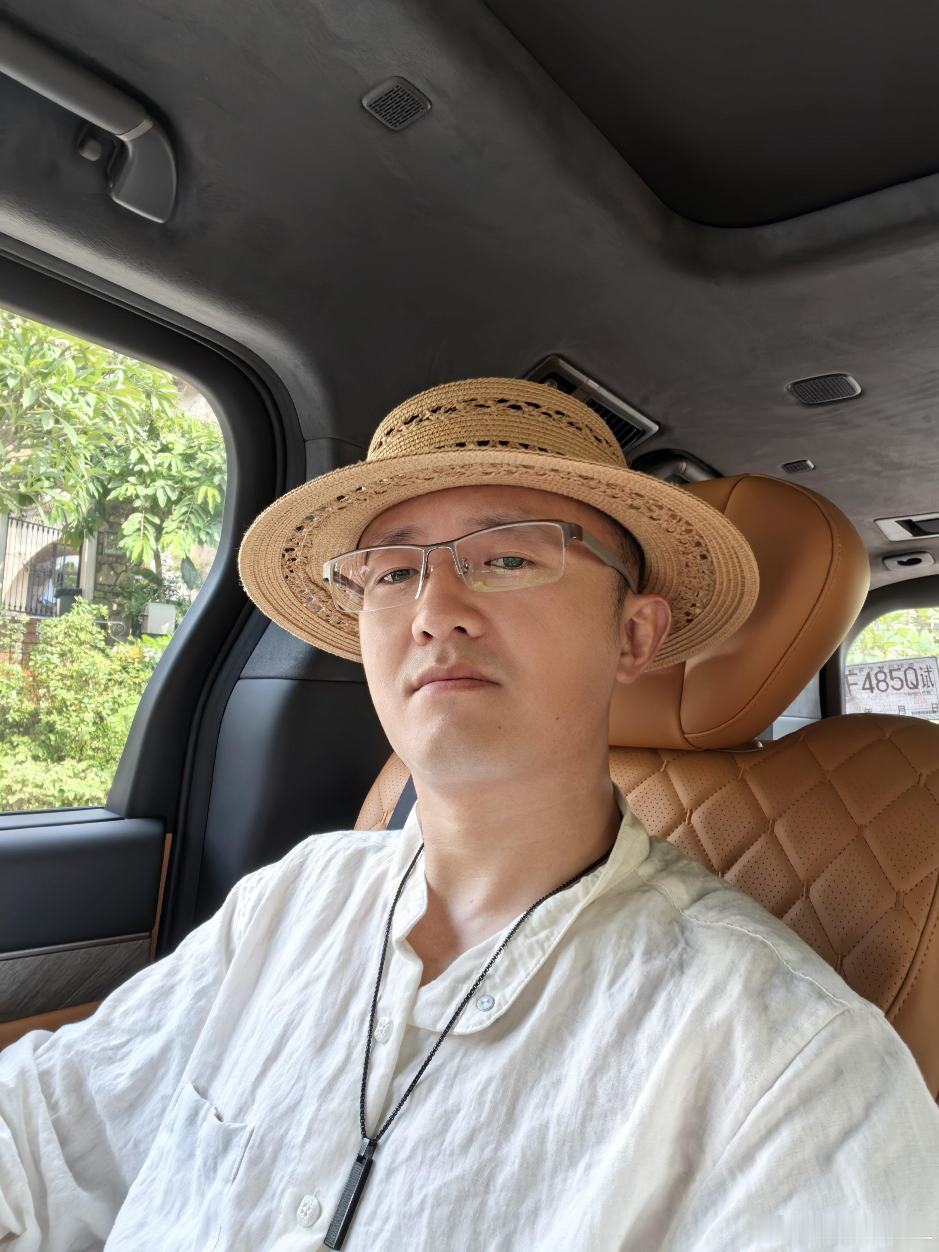 有人干活，我在车里吹空调的感觉真好。[爱你][爱你][爱你] ​​​